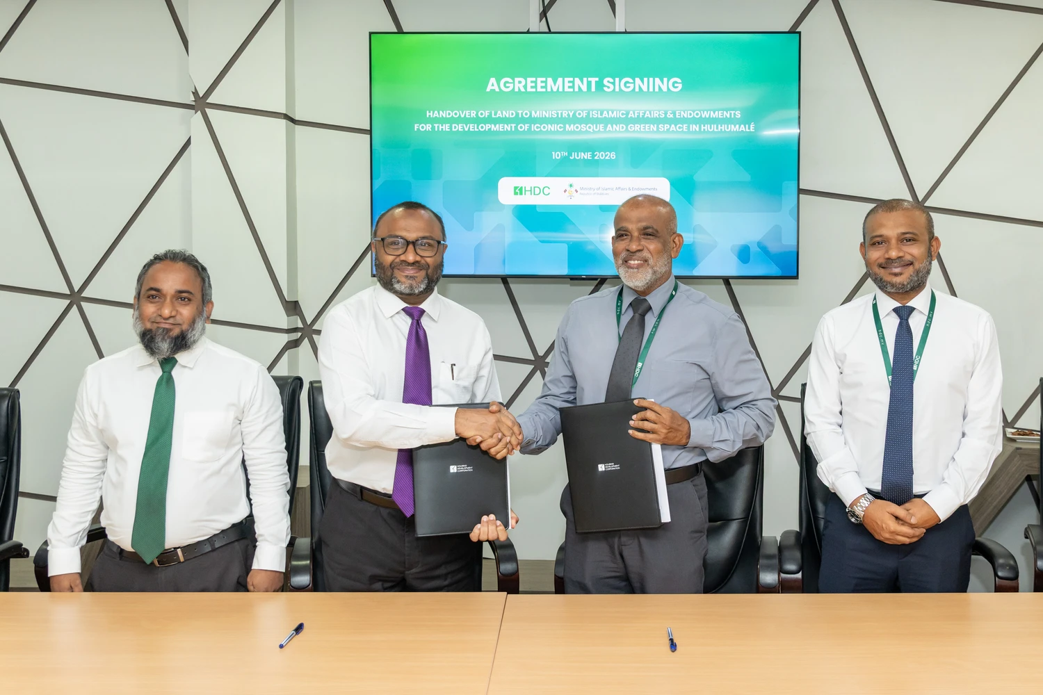 photo for ހުޅުމާލެ ބޮޑު މިސްކިތް އެޅުމަށް ހަމަޖެހިފައިވާ ބިން ރަސްމީކޮށް ހަވާލުކޮށްފި